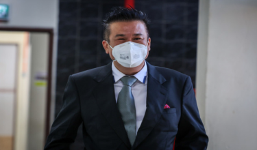 Ahli perniagaan, Chan Eng Leong dan Tan Kok Siang masing-masing berdepan 10 pertuduhan meminta dan menerima rasuah hampir RM7 juta bagi membantu menyelesaikan masalah duti eksais dengan Jabatan Kastam Diraja Malaysia (JKDM) pada September 2019/Foto BERNAMA
