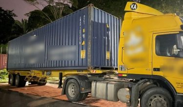 Salah satu kontena yang mengandungi pelbagai barangan import
