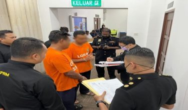 Kedua-dua suspek yang berusia 30-an itu ditahan kira-kira pada pukul 2 .00 pagi tadi (Isnin) ketika hadir memberikan keterangan di pejabat SPRM Cawangan Seberang Perai, Pulau Pinang.