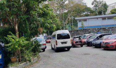 Van yang membawa suspek meninggalkan kawasan kediaman tersebut pada pukul 12.20 tengahari