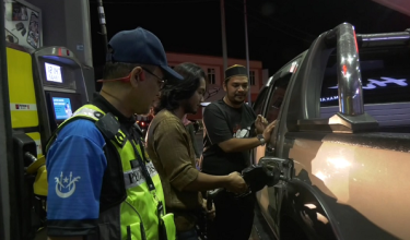 KPDN Kelantan memeriksa dan memantau di dua stesen minyak di Pasir Pekan, Tumpat malam tadi