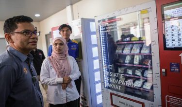 ARAU, 10 Julai -- Menteri Ekonomi Akmal Nasrullah Mohd Nasir (kiri) melihat mesin layan diri Inisiatif Pendapatan Rakyat ketika mengadakan lawatan kerja ke Kolej Kediaman Tuanku Tengku Fauziah, Universiti Malaysia Perlis (UniMAP) hari ini bagi meninjau pelaksanaan beberapa inisiatif kebajikan pelajar yang disediakan universiti itu.

--fotoBERNAMA (2026) HAK CIPTA TERPELIHARA