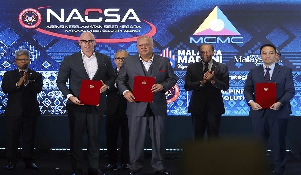 PUTRAJAYA, 9 Julai -- Perdana Menteri Datuk Seri Anwar Ibrahim (dua, kanan) menyaksikan pertukaran memorandum persefahaman antara Pengerusi Suruhanjaya Komunikasi dan Multimedia Malaysia (MCMC) Tan Sri Mohamad Salim Fateh Din (tiga kanan), Ketua Eksekutif Agensi Keselamatan Siber Negara (NACSA) Ir Dr. Megat Zuhairy Megat Tajuddin (kanan) dan Pengarah Urusan IBM Asia Pacific Hans Dekkers (dua kiri) pada Majlis Perasmian Bulan Keselamatan Negara 2026 di Pusat Konvensyen Antarabangsa Putrajaya (PICC) hari ini.

Turut sama, Menteri Komunikasi Datuk Fahmi Fadzil.
--fotoBERNAMA (2026) HAK CIPTA TERPELIHARA
