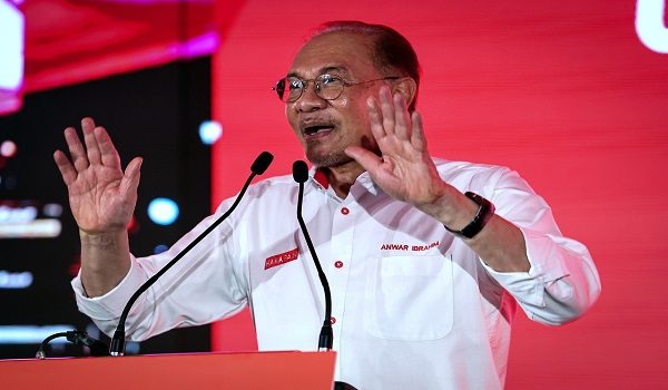 JOHOR BAHRU, 9 Julai -- Perdana Menteri Datuk Seri Anwar Ibrahim berucap pada program Yok! Merahkan Johor! Undi Harapan di Padang Awam Taman Pelangi Indah, di sini, malam ini.

--fotoBERNAMA (2026) HAK CIPTA TERPELIHARA