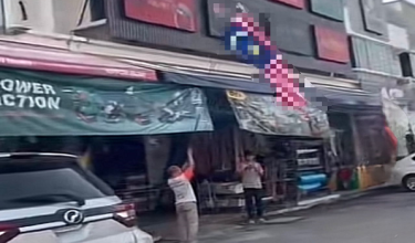 Paparan video tular insiden Jalur Gemilang dikibarkan terbalik.