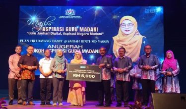 Penyampaian Anugerah Tokoh Guru Madani kepada Dayang Damit Md. Yassin