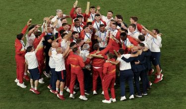 Sepanyol meraikan kemenangan mereka selepas majlis penyampaian pingat berikutan perlawanan akhir bola sepak lelaki antara Perancis dan Sepanyol semasa Sukan Olimpik Paris 2024 di Parc des Princes, Paris / AFP
