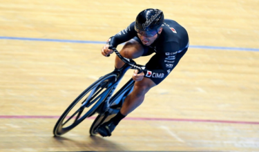 Datuk Azizulhasni Awang (gambar) dan Mohd Shah Firdaus Sahrom akan turun ke gelanggang lewat malam ini bagi acara Keirin / Foto Fail