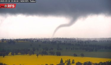Tangkap layar daripada sebuah kamera pemantau kebakaran hutan di New South Wales, Australia yang berjaya merakam detik dramatik puting beliung yang terbentuk ketika ribut petir/ Foto AFP