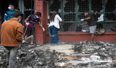 Sukarelawan membersihkan sisa runtuhan selepas beberapa hari protes anti rasuah berlaku di Kathmandu, Nepal/ Foto AFP