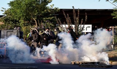 Polis Perancis melepaskan gas pemedih mata untuk menyuraikan penunjuk perasaan yang menyekat lalu lintas di bulatan Pres d’Arenes, Montpellier dalam protes besar-besaran digelar “Block Everything”/ Foto REUTERS