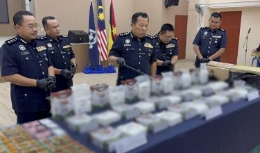 DCP Saifullizan Ishak menunjukkan dadah yang dirampas dalam dua operasi berasingan pada awal bulan lalu