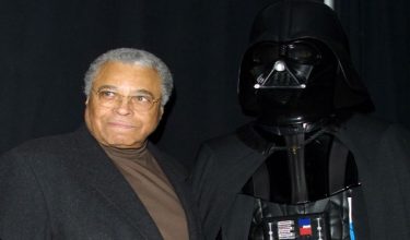 James Earl Jones (KIRI) berdiri sebelah watak jahat filem Star Wars, Darth Vader