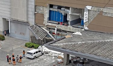 Pihak berkuasa memeriksa kerosakan bangunan susulan gempa bumi kuat di Mindanao/AFP
