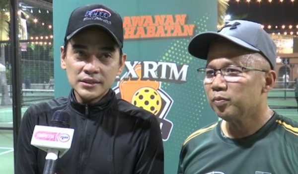 Ketua Pengarah Penyiaran, Datuk Ashwad Ismail (kiri),  Naib Canselor Universiti Malaya, Datuk  Seri Profesor Ir. Dr. Noor Azuan Abu Osman