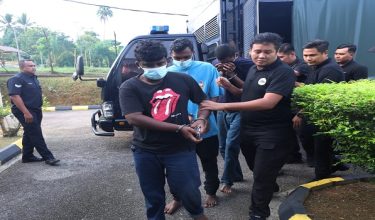 (Kesemua tertuduh diiringi polis ketika tiba di mahkamah)