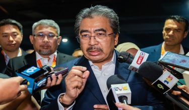 Menteri Perladangan dan Komoditi Datuk Seri Johari Abdul Ghani bercakap kepada pemberita pada Majlis Pembukaan Malaysian Wood Expo (MWE) 2025 di Pusat Pameran dan Perdagangan Antarabangsa Malaysia (MITEC) di ibu negara/BERNAMA