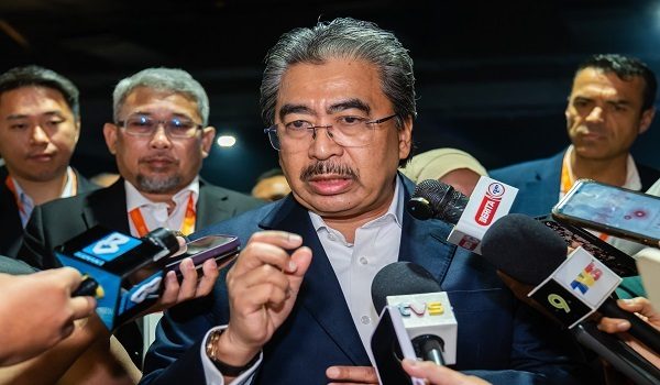 Menteri Perladangan dan Komoditi Datuk Seri Johari Abdul Ghani bercakap kepada pemberita pada Majlis Pembukaan Malaysian Wood Expo (MWE) 2025 di Pusat Pameran dan Perdagangan Antarabangsa Malaysia (MITEC) di ibu negara/BERNAMA