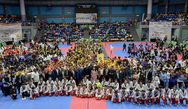 Hannah Yeoh (tengah) bergambar bersama atlet-atlet taekwondo di Stadium Titiwangsa /Foto BERNAMA