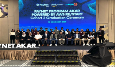 Graduan Program Akar PayNet/Start Kohort 2 bersama wakil PayNet dan AWS re/Start pada Majlis Graduasi Kohort 2 yang diadakan pada Rabu/Foto FB PayNet
