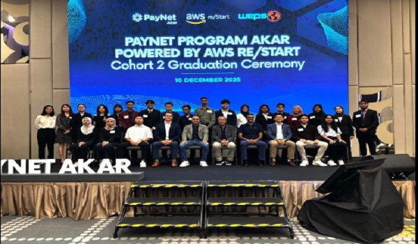 Graduan Program Akar PayNet/Start Kohort 2 bersama wakil PayNet dan AWS re/Start pada Majlis Graduasi Kohort 2 yang diadakan pada Rabu/Foto FB PayNet