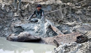 Petugas Jabatan Warisan Negara melakukan ekskavasi di lokasi penemuan kapal purba dan artifak di Pulau Melaka/ Foto BERNAMA