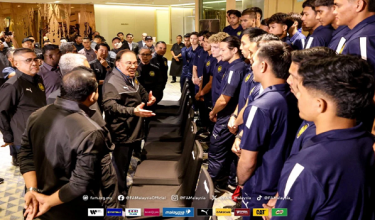 Datuk Seri Anwar memberi amanat kepada pemain Harimau Malaya pada pertemuan di Johor Bahru, baru-baru ini / FAM