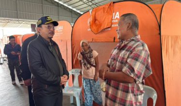 Pengarah Jabatan Pendidikan Negeri Sarawak, Omar Mahli (kiri) meninjau keadaan penduduk di PPS SK Pangkalan Soriah, Serian.