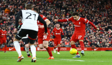 Aksi Curtis Jones pada perlawanan Piala Liga menentang Fulham/FOTO REUTERS