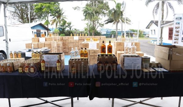 Hasil rampasan arak tidak bercukai/Foto Polis Johor