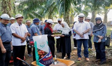 Menteri Perladangan dan Komoditi, Datuk Seri Dr Noraini Ahmad  (empat, kiri) melawat Kelantan.