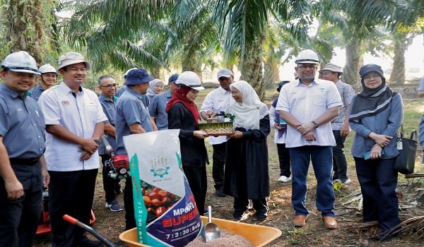 Menteri Perladangan dan Komoditi, Datuk Seri Dr Noraini Ahmad  (empat, kiri) melawat Kelantan.