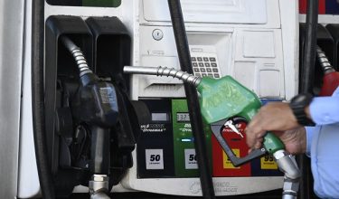 Kesemua 32 negara anggota bersetuju untuk menyalurkan minyak daripada rizab kecemasan/ Foto AFP