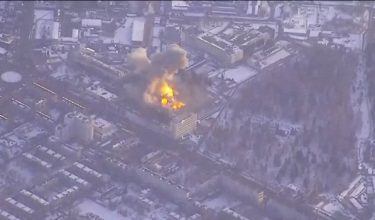 Kepulan asap kelihatan di loji senjata Rusia/ Foto Reuters