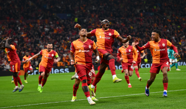 Pemain Galatasaray meraikan kemenangan ketika menentang Liverpool dalam aksi pertama 16 terbaik Liga Juara-Juara Eropah di Rams Park, Istanbul./AFP