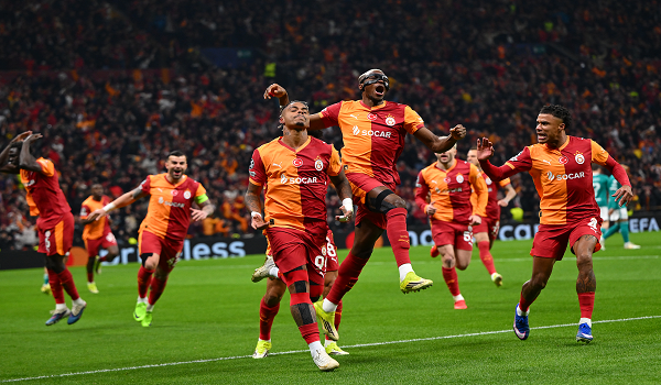 Pemain Galatasaray meraikan kemenangan ketika menentang Liverpool dalam aksi pertama 16 terbaik Liga Juara-Juara Eropah di Rams Park, Istanbul./AFP
