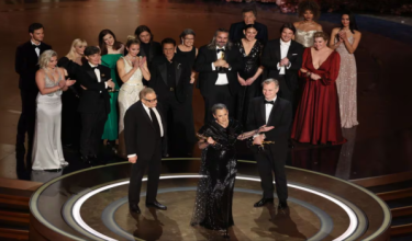 Barisan produksi filem Oppenheimer yang dinobatkan sebagai Filem Terbaik Anugerah Akademi 2024 / Foto Reuters