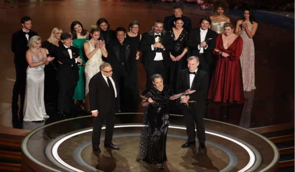Barisan produksi filem Oppenheimer yang dinobatkan sebagai Filem Terbaik Anugerah Akademi 2024 / Foto Reuters