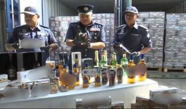 Pengarah JKDM Negeri Sembilan, Mohammad Hafiz Ishak menunjukkan sebahagian rokok dan minuman keras yang dirampas