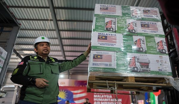 KAHERAH, 10 April -- Ketua Pengarah Sumud Nusantara Command Center (SNCC), Datuk Sani Araby Alim Araby menunjukkan kotak bantuan yang telah siap untuk dimasukkan ke dalam kontena ketika persiapan akhir Misi Kemanusiaan 30 Kontena Malaysia ke Gaza 2026 anjuran Majlis Perundingan Pertubuhan Islam Malaysia (MAPIM) di Gudang MAPIM-Al Khair di sini.

Misi kali ini membawa muatan 374 tan barangan keperluan yang disasarkan untuk manfaat 100,000 penduduk di Gaza.

--fotoBERNAMA (2026) HAK CIPTA TERPELIHARA