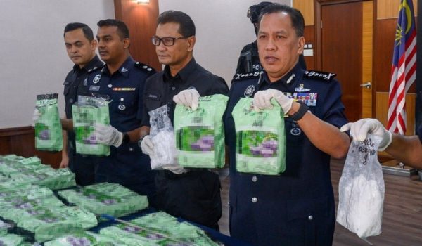 Polis menunjukkan barang rampasan iaitu 70 bungkusan plastik disyaki berisi syabu seberat 72.8 kilogram/Foto BERNAMA