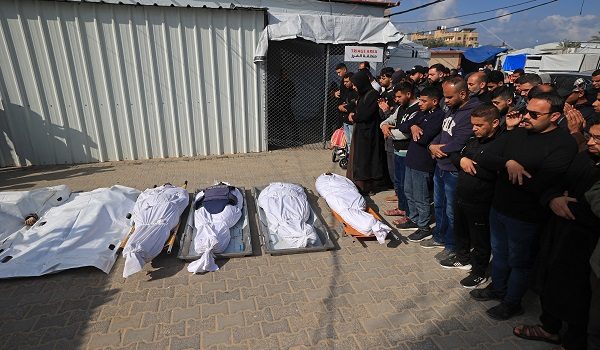 Waris mangsa dan penduduk Gaza menunaikan solat jenazah/ Foto AFP