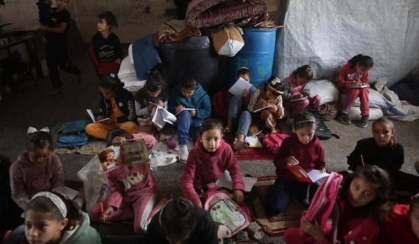 Murid berdepan kekurangan untuk mendapatkan akses pendidikan yang berkualiti/ Foto AFP