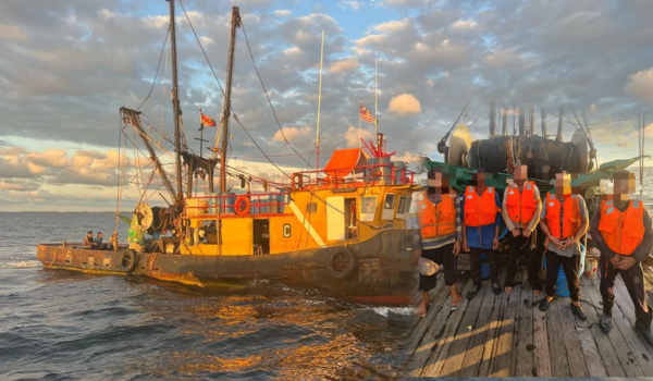 Bot tersebut ditahan sekitar pukul 10.30 pagi oleh pasukan rondaan Maritim Malaysia/Foto APMM