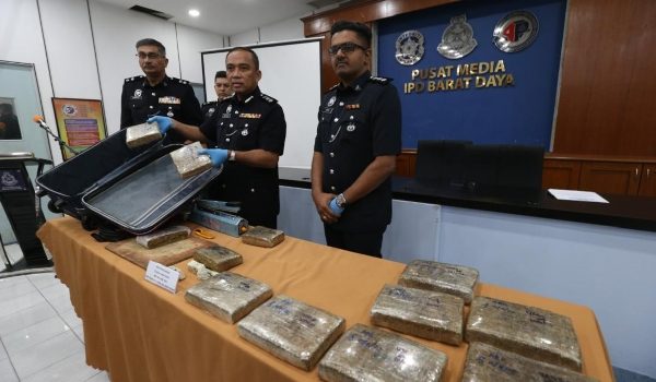 17 ketulan mampat disyaki dadah jenis ganja seberat hampir 17 kilogram/Foto Polis