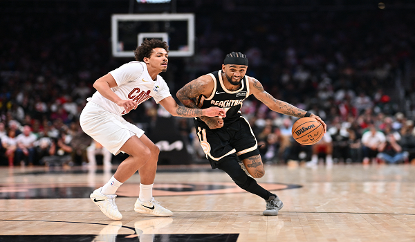 Pemain Atlanta Hawks, Nickeil Alexander-Walker (kanan) cuba melepasi pemain Cleveland Cavaliers pada aksi yang berlangsung di State Farm Arena, Atlanta./foto AFP