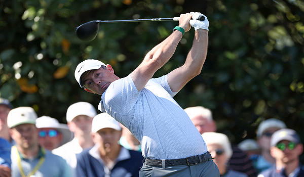 Rory McIlroy menutup pusingan kedua kejohanan Masters dengan penuh gaya menerusi enam birdie dalam tujuh lubang terakhir./foto AFP