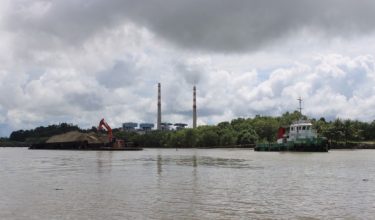 Bot tunda dan tongkang yang ditahan kerana tidak memilik lesen yang sah di perairan Kuching/Foto APMM