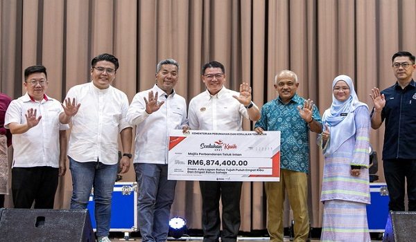 TELUK INTAN, 11 April -- Menteri Perumahan dan Kerajaan Tempatan Nga Kor Ming (empat,kiri) menyaksikan Penyerahan Mock Cheque keseluruhan peruntukan Sentuhan Kasih 4.0 Tahun 2026, Teluk Intan daripada Ketua Setiausaha Kementerian Perumahan dan Kerajaan Tempatan Datuk Dr M. Noor Azman Taib (lima,kiri) kepada Yang Dipertua Majlis Perbandaran Teluk Intan Zairul Akmal Kasim (tiga,kiri) pada Majlis Sentuhan Kasih Aidilfitri di Dewan Bandaran Teluk Intan, hari ini.

--fotoBERNAMA (2026) HAK CIPTA TERPELIHARA