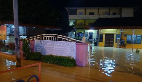 Paras air banjir dianggarkan setinggi 0.3 meter, 73 pelajar berada dalam keadaan selamat. Foto JBPM